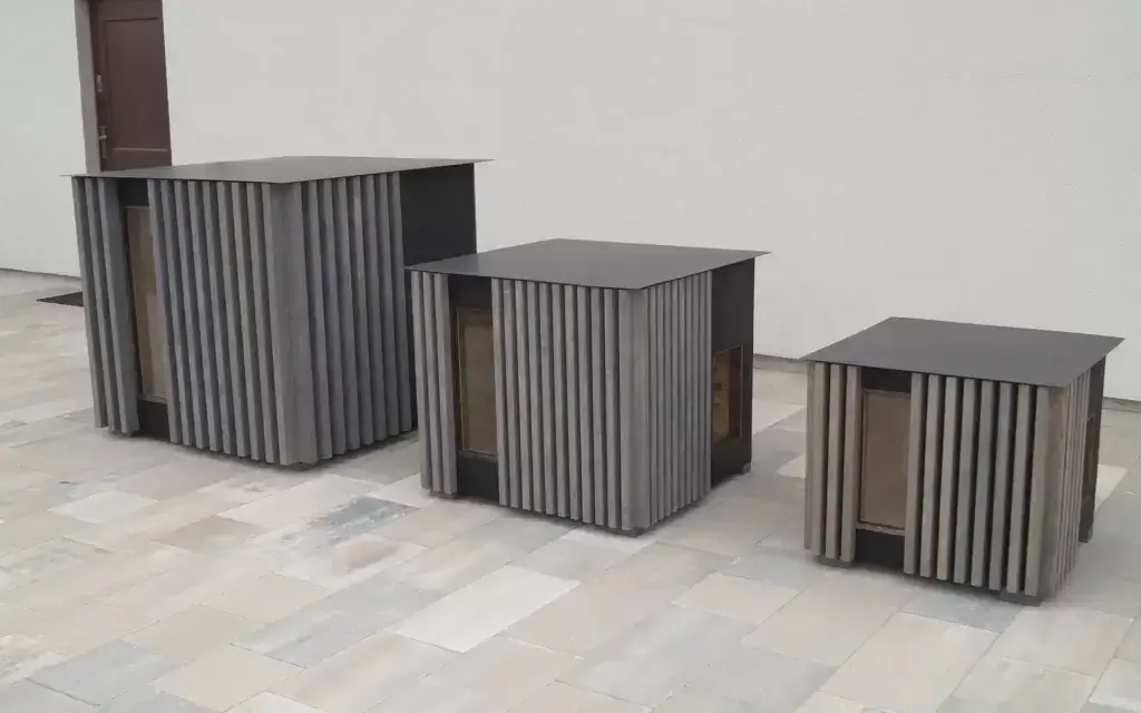 Na zdjęciu przedstawiono trzy nowoczesne budy dla psa w różnych rozmiarach.