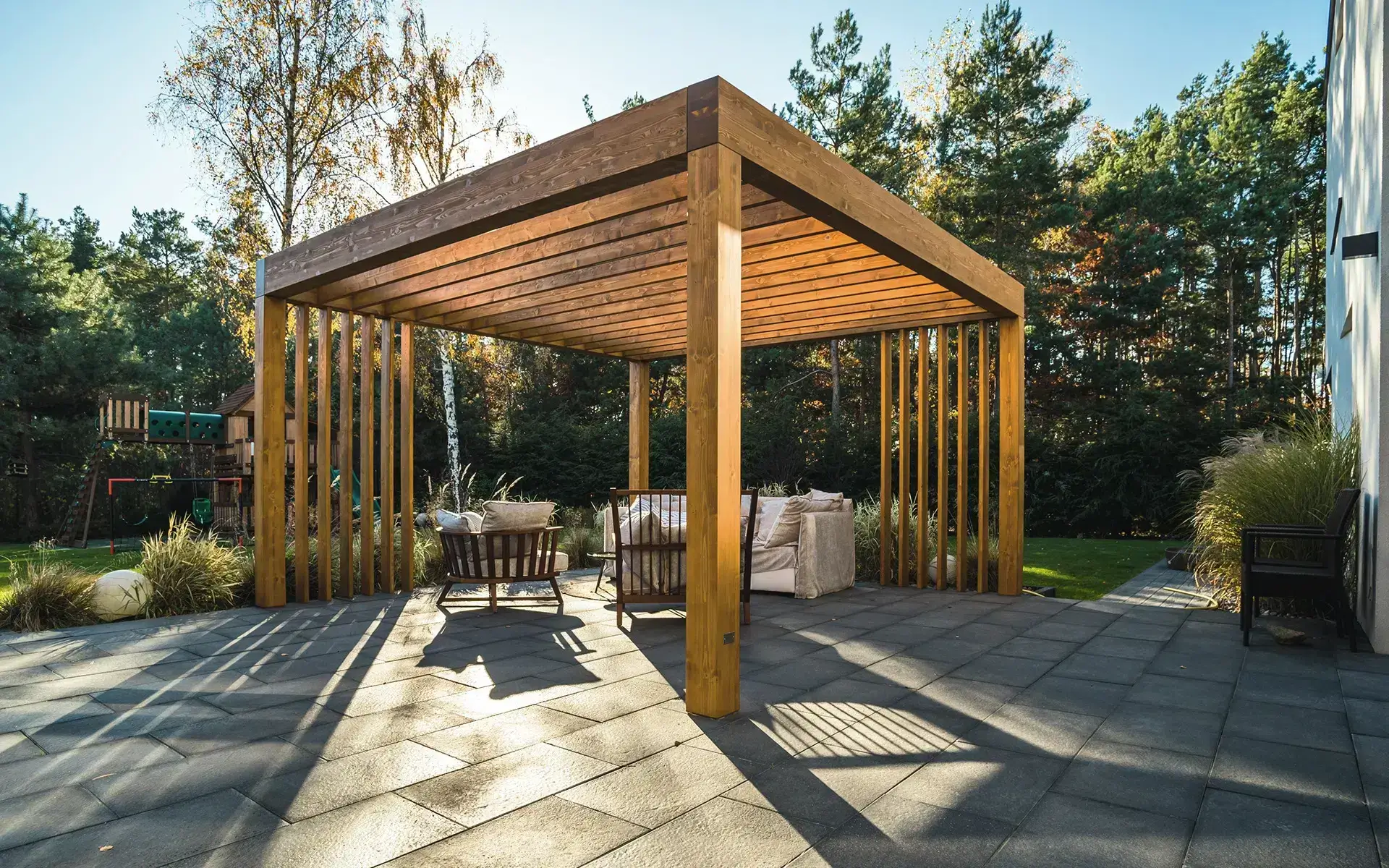 Nowoczesna Altana Drewniana Pergola na podłożu z płyt betonowych