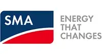 Na zdjęciu znajduje się logo firmy z białym napisem „SMA” umieszczonym na niebiesko‑czerwonym tle o prostokątnym kształcie. Obok widnieje hasło „ENERGY THAT CHANGES” zapisane szarymi literami.