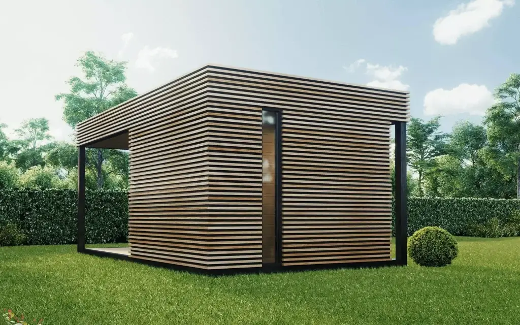 Auf dem Bild sieht man ein modernes Holzgebäude im Garten. Es hat eine Fassade aus horizontalen Holzleisten und steht auf einer grünen Rasenfläche.