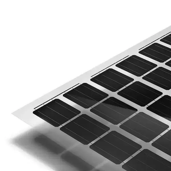 Das Bild zeigt eine Nahaufnahme eines schwarzen Solarmoduls mit einzelnen Photovoltaikzellen. Es ist vor einem neutralen Hintergrund dargestellt und hebt die Struktur der Solarzellen hervor.