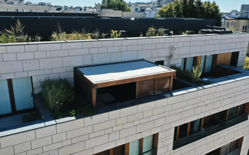 Pergola drewniana na balkonie w Warszawie.
