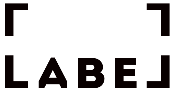 Auf dem Bild sieht man ein Logo mit dem Wort „LABE“. Die Buchstaben sind schwarz und stehen zwischen vier eckigen Klammern in den Ecken. Das Bild sieht wie das Logo einer Marke oder eines Projekts aus.