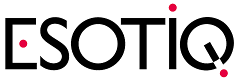Auf dem Bild sieht man ein Logo mit dem Wort „ESOTIQ“. Die Buchstaben sind schwarz und um das Logo herum gibt es kleine rote Punkte. Es sieht aus wie das Logo einer Marke oder eines Unternehmens.