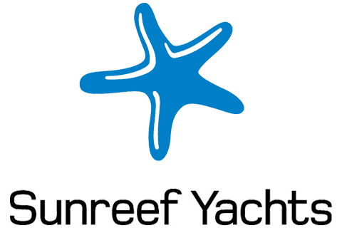 Auf dem Bild sieht man ein Logo mit einem blauen Seestern. Unter dem Symbol steht der Text „Sunreef Yachts“. Das Logo gehört wahrscheinlich zu einer Firma, die Yachten oder Boote herstellt.