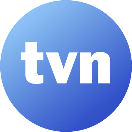 Auf dem Bild sieht man ein rundes blaues Logo. In der Mitte stehen die weißen Buchstaben „tvn“. Es sieht aus wie das Logo eines Fernsehsenders oder einer Medienfirma.
